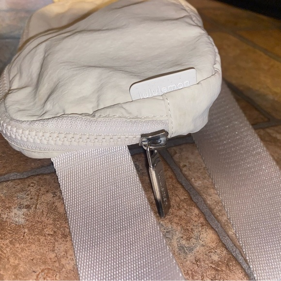 White Lululemon Fannypack - Picture 3 of 6